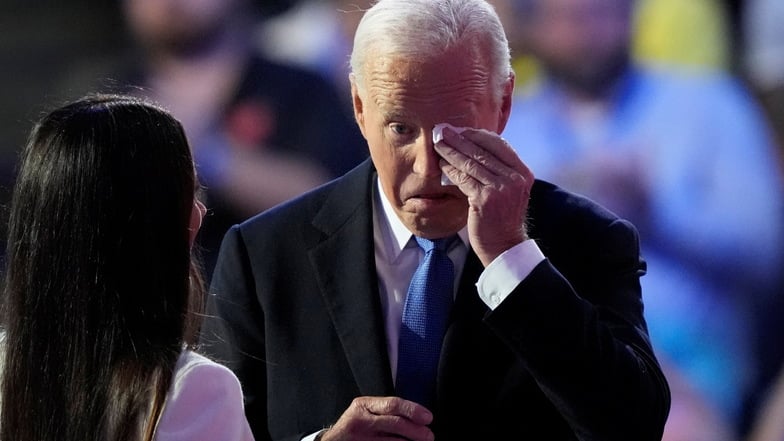 Joe Biden wischt sich die Augen, nachdem er seine Tochter Ashley auf der Bühne umarmt hat.