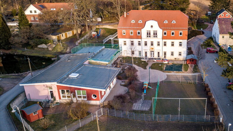 Das Außengelände der Kita „Waldspatzen“ in Lüttewitz wird in den nächsten Monaten neu gestaltet werden. Bürgermeister Immo Barkawitz freut sich, dass dort ein Spielplatz der Zukunft entsteht.