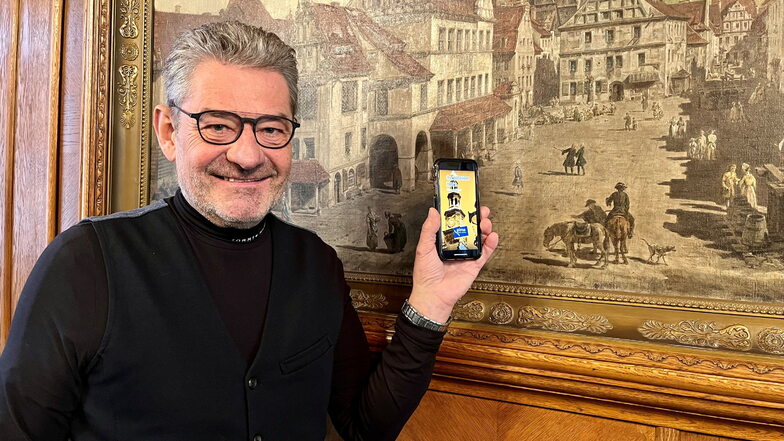 Pirnas Oberbürgermeister Klaus-Peter Hanke hat die neue App "Canalettos Blick" schon auf sein Smartphone heruntergeladen.