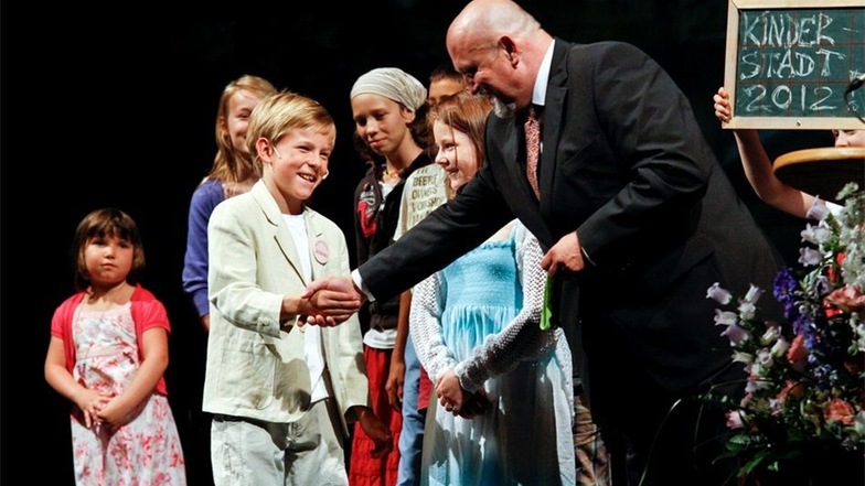 Zur feierlichen Amtseinführung von OB Siegfried Deinege 2012 holte sich Kinderstadt-Bürgermeister Josias Reich von Deinege das Versprechen ab, die Wünsche der Görlitzer Kinder zu erfüllen.