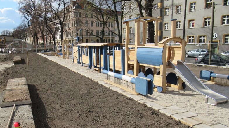 An der Gehestraße in Dresden-Pieschen sind Spielmöglichkeiten für Kinder entstanden. Zum Park gehören auch ein Bürgergarten, Outdoor-Fitnessgeräte, viele Bäume und Sträucher, sowie Sitzgelegenheiten.