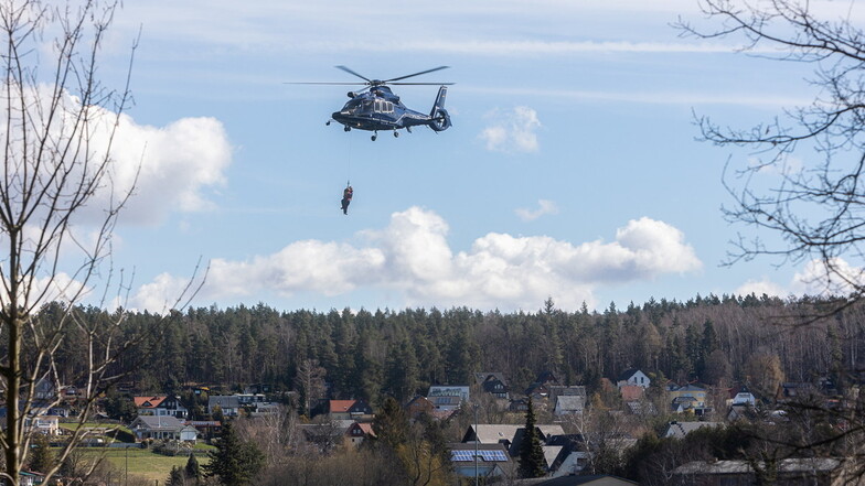 Am Montag flogen den ganzen Tag Hubschrauber über der Talsperre Malter. Sie trainierten die Rettung von Menschen aus dem Wasser oder aus eingeschlossenen Häusern.