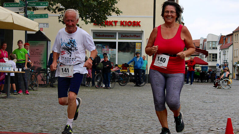 Wolfgang Oehme (141) und Angela Grüneberg (140) überquerten gemeinsam die Ziellinie auf dem Marktplatz beim 24. Citylauf in Senftenberg.