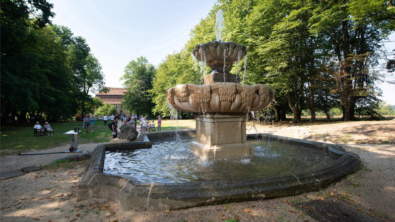 Da lief das Wasser noch: Der Barockbrunnen im Gönnsdorfer Park war nach der Sanierung im August 2020 in Betrieb genommen worden. Heute ist der Brunnen trocken.