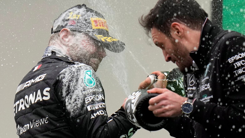 Valtteri Bottas (l.) wird nach seinem Sieg vom Zweitplatzierten Max Verstappen mit Champagner besprüht.