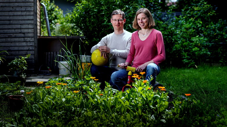 Alexander und Anja Kraft im Garten ihres Einfamilienhauses in Radeberg - das Paar hat drei Kinder.