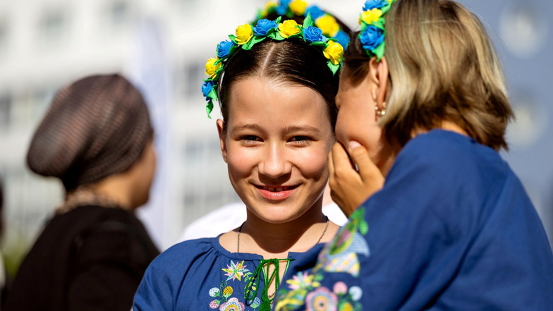 Junge ukrainische Tänzerinnen, hier vor ihrem Auftritt, zeigten in traditionellen Gewändern ein Stück aus ihrem Heimatland.