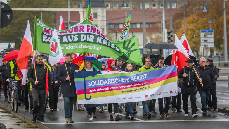 In Dresden haben sich am Samstag mehrere hundert Menschen versammelt, um für Solidarität in der Ukraine-Krise zu demonstrieren, aber auch bezahlbare Energie- und Lebensmittelpreise.