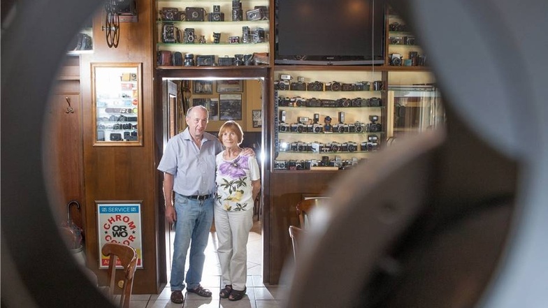 Filmtechniker Wilfried Schumann und seine Frau Ursula sammeln ihrer Kneipe und Pension „Zum Knipser“ alte Kameras, Kino-Projektoren und allerlei Skurriles.