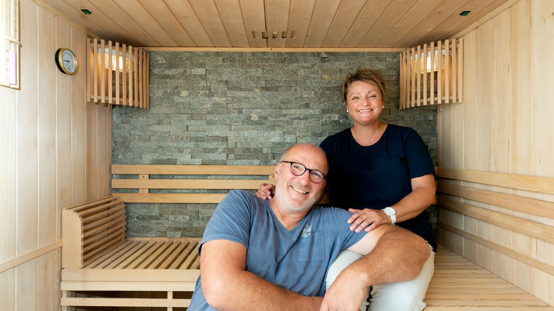 Da kann es einem ganz schön heiß werden. Die Sauna und der dazu gehörende Raum ist eine kleine Wohlfühloase im ehemaligen Schweinestall vom Doberschützer Hof. Heike Schulz und Jens Richter haben hier Ferienunterkünfte geschaffen.