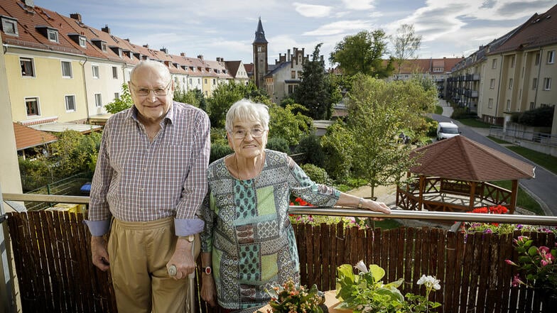 Sie leben im Frauenburgkarree: Die Eheleute Heinz und Marianne Konrad stehen auf ihrem Balkon in der Johann-Haß-Straße in der Görlitzer Südstadt.