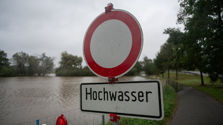 Der Neißeradweg ist auf Grund der überfluteten Neißewiesen in Görlitz-Weinhübel gesperrt.