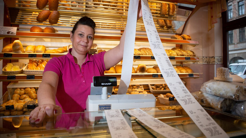 Silke Zimny zeigt den Papiermüll, der innerhalb eines halben Tages in ihrer Bäckerei-Filiale auf der Oschatzer Straße anfällt. Die Inhaberin der Bäckerei Maaß ist eine von vielen, die sich über die Bonpflicht ärgern, die seit Anfang des Jahres gilt.