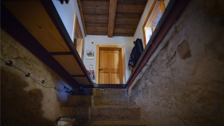 Die für das kleine Haus ungewöhnlich breite Sandsteintreppe führt direkt aus dem Flur in den Gewölbekeller.