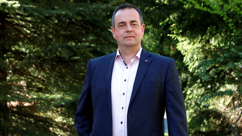 Oybins Bürgermeister Tobias Steiner saß drei Wahlperioden für die SPD im Kreistag. Jetzt tritt er für die CDU an.