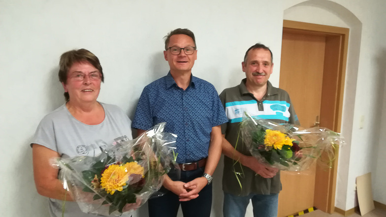 Bürgermeister Veit Lindner (parteilos) gratuliert dem neuen Ortsvorsteher von Niederstriegis Frank Trommer (rechts) und seiner Stellvertreterin Edeltraud Hannß.