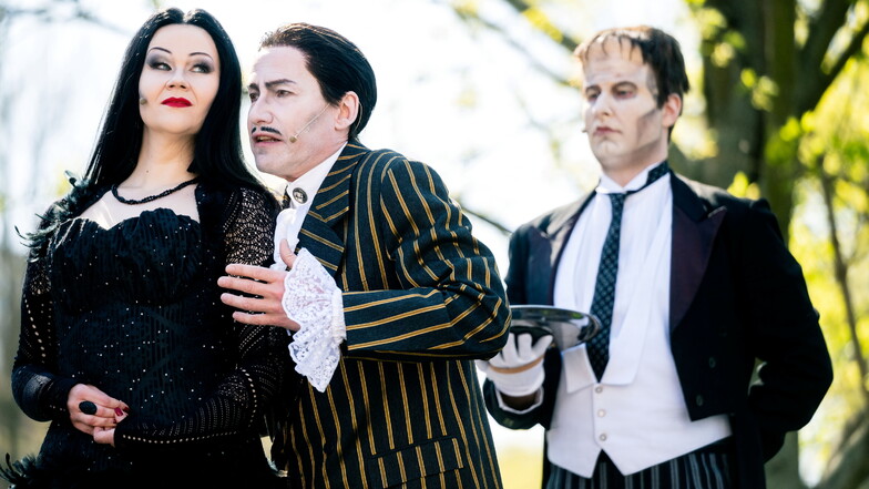 Zeigten erste Ausschnitte aus "The Addams Family" (v.l.) Anna-Maria Brankatschk als Morticia, Mirko Brankatschk als Gomez, Niklas Krajewski als Lurch.