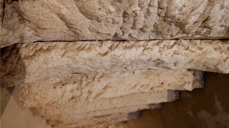 Wunderbare Details: Historische Sandsteintreppen führen in die Keller.