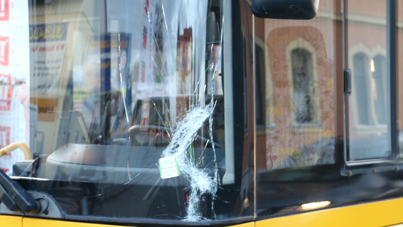 Unfall am 5. November 2019 auf der Niederauer Straße in Meißen. Ein Transporter war vor einem Bus abgebogen und mit diesem zusammengestoßen.