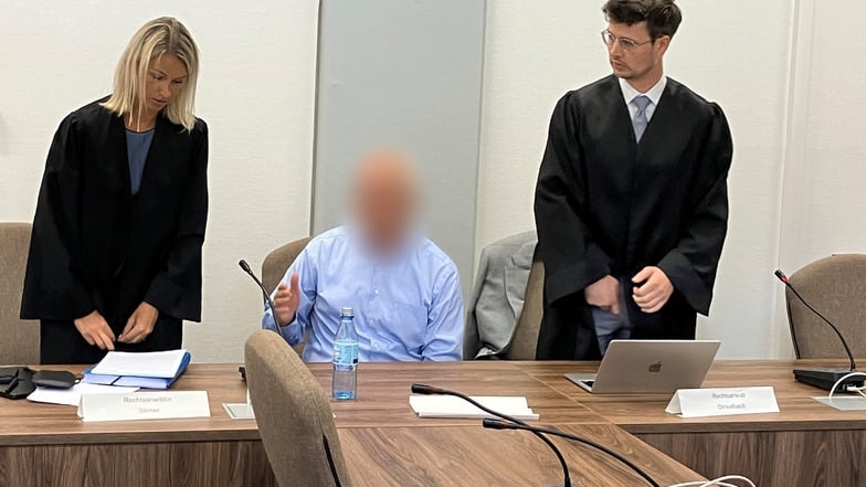 Der angeklagte Bauingenieur (mitte) sitzt beim ursprünglichen Prozessbeginn im Kölner Landgericht zwischen seinen Verteidigern Kerstin Stirner und Markus Dinkelbach.