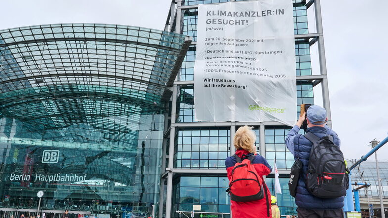 Ein Transparent von Greenpeace hängt am Berliner Hauptbahnhof.