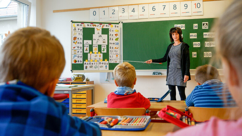 Die Erstklässler der Klasse mit Schwerpunkt Sorbisch in der Grundschule Radibor lernen mit ihrer Lehrerin Margit Wels das sorbische Alphabet noch vor dem deutschen. Nicht nur das ist anders als in ihrer Parallelklasse.
