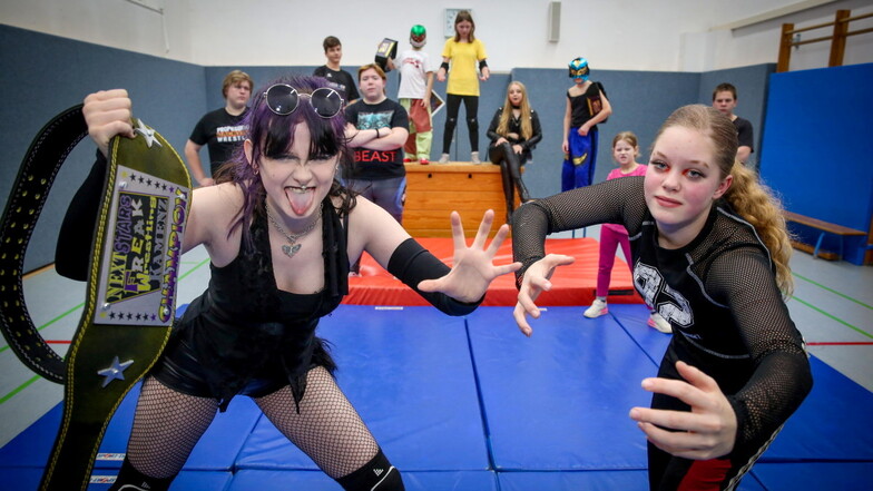Liliana (l.) ist im Ring Liv Nightmare, und Ella (r.) nennt sich Foxi Girl. Gemeinsam mit den anderen Nachwuchsmitglieder des Vereins Freak Wrestling Kamenz sind sie am 27. Januar in der Turnhalle des Berufsschulzentrums zu erleben.