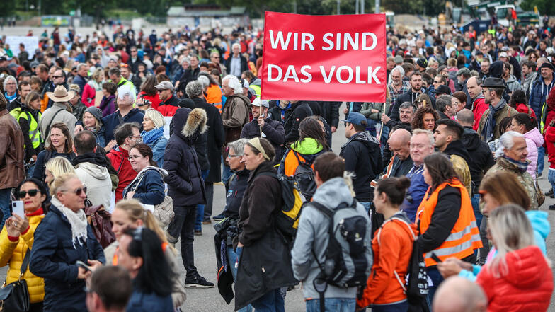 Kontaktbeschränkungen interessierten die Demonstranten am Samstag in Stuttgart kaum.