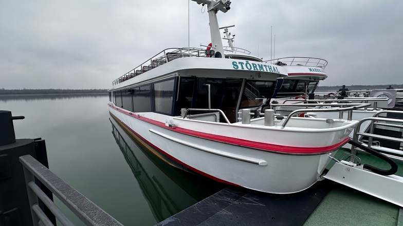 Umgetauft auf „Bärwalder Seelust“ soll das Schiff in Kürze auf dem Bärwalder See in See stechen und damit noch mehr Touristen anlocken. Der Frontlader ist bequem für den Ein- und Ausstieg, auch mit Rollstuhl.