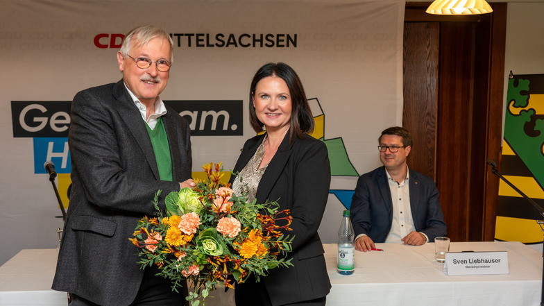 Die Tagungsleiterin und CDU-Abgeordnete im Sächsischen Landtag Susan Leithoff gratuliert Dr. Rudolf Lehle zur Nominierung.