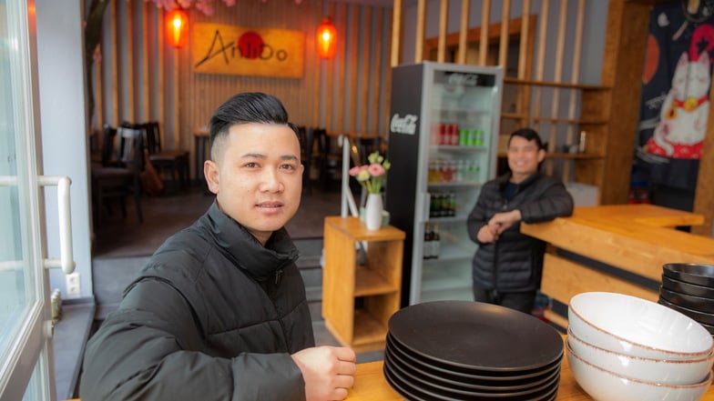 Minh Hai Nguyen eröffnet am 1. April sein vietnamesisches Spezialitäten-Bistro an der Hoyerswerdaer Straße in Kamenz. Er ist der Neffe von Dam Quang Trung (h.) - besser bekannt in Kamenz als "Mama Wok" -, der das Haus vor zwei Jahren kaufte und sanierte.
