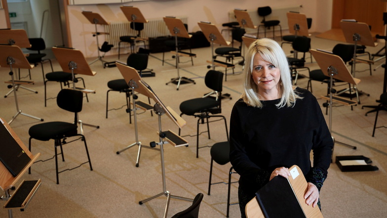 Carola Gotthardt ist Geschäftsführerin der Elbland Philharmonie Sachsen. Im Probensaal in Riesa-Gröba liegen die Noten bereit. Doch wird sie jemand spielen?