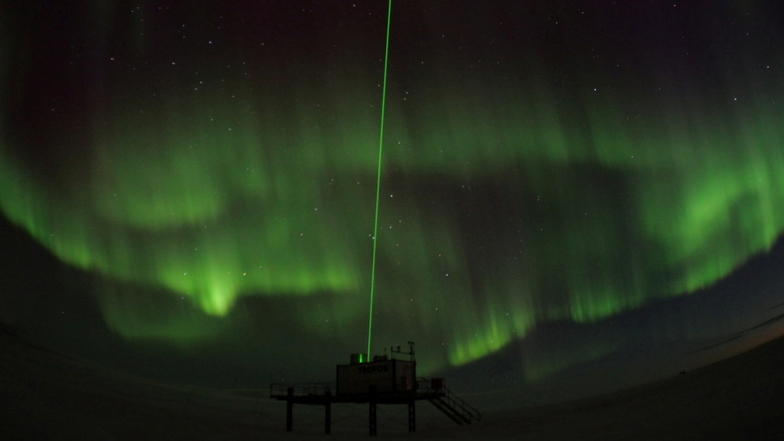 Ein absolut seltenes Bild: Vor den grünen Polarlichtern leuchtet der grüne Laserstrahl der Leipziger Wissenschaftler vom Tropos in den Nachthimmel über der Antarktis.
