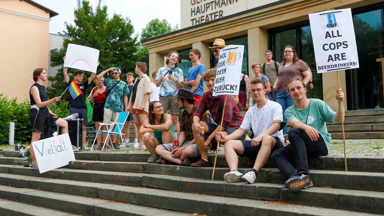 Studenten demonstrierten am 27. Juni vor dem Theater. Sie sollen Ring-Spaziergängern den Hitlergruß und Stinkefinger gezeigt haben.