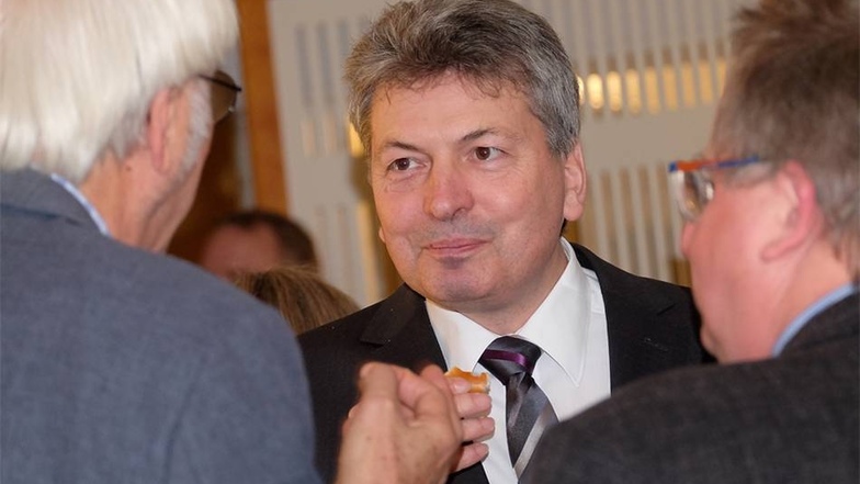 Landrat Arndt Steinbach (CDU) amüsierte sich mit Meißens Mathe-Ass Norbert Herrmann (links).