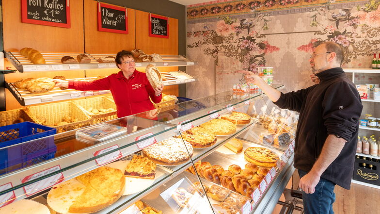 Verkäuferin Ines Sickert berät Thomas Hentschel in der "neuen" Filiale der Bäckerei Kunath in Wachau.