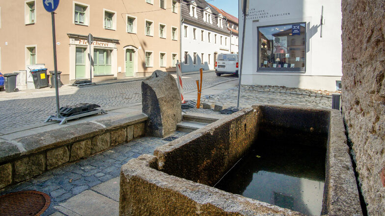 Dieser Platz an der Fronfeste in Bischofswerda wird neu gestaltet - mit einem 200 Jahre alten Steintrog, der bei Bauarbeiten für das Hospiz gefunden wurde.