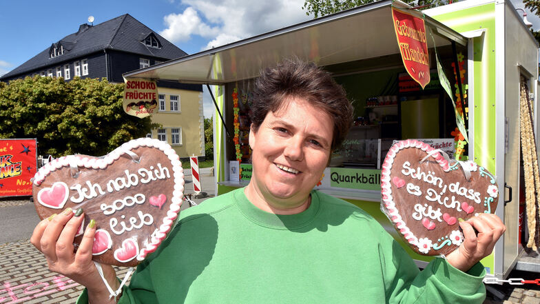 Pfefferkuchenherzen auch ohne Rummel: Katrin Kaßner verkauft ihre frischen Quarkbällchen, Süßwaren und Schokofrüchte jetzt an der B96 in Niederoderwitz.