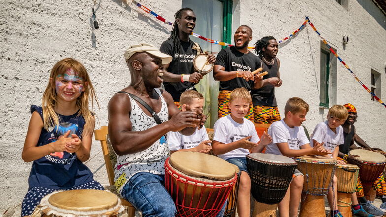 In Schrebitz feierten Besucher das 1. Afrikanisches Festival. Mit dabei: eine Kindertrommelgruppe.