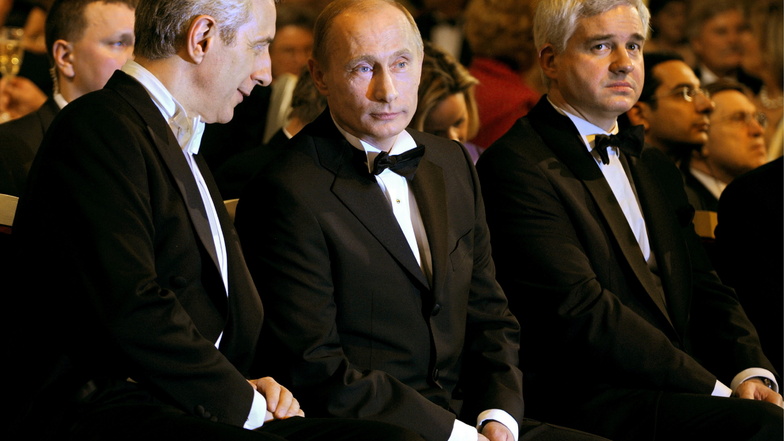 Russlandfreunde: Sachsens früherer Ministerpräsident Stanislaw Tillich (l., CDU) beim Semperopernball 2009 mit Kreml-Chef Wladimir Putin und Ball-Leiter Hans-Joachim Frey.