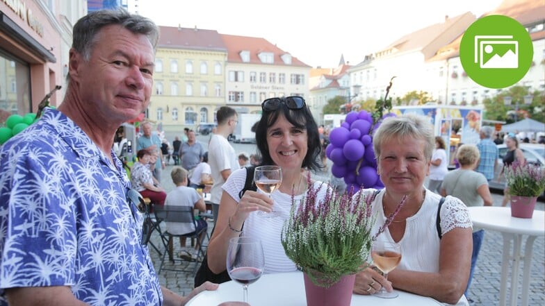 Elke Fischer mit Ehemann Tilo und Freundin Kerstin gehörten zu den Hunderten Gästen, die bei hochsommerlichen Temperaturen nach Kamenz zur Weinmeile kamen.