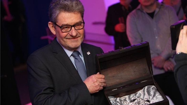 In einer Schatztruhe präsentierte Oberbürgermeister Klaus-Peter Hanke Silbertaler – eine Sonderprägung zum 160-jährigen Jubiläum der Volksbank Pirna.
