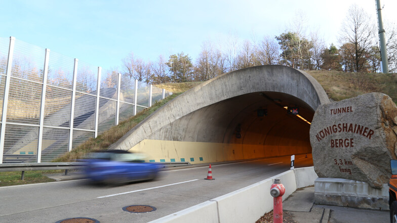 Der Autobahntunnel durch die Königshainer Berge wird immer mal wieder gereinigt und die Technik gewartet.