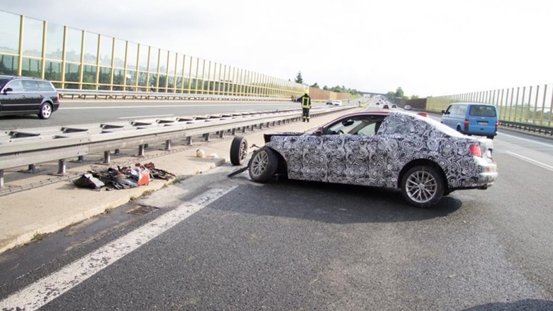 Offenbar handelte es sich bei dem Unfallfahrzeug um ein neues und leistungsstarkes Gefährt von BMW. Bei hoher Geschwindigkeit verlor der junge Testfahrer die Kontrolle über die Pferdestärken seines Wagens.