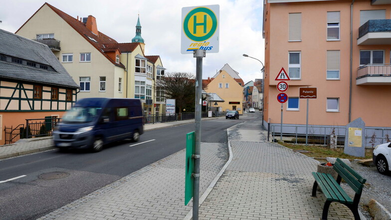 Die Bushaltestelle an der Dresdner Straße in Pulsnitz wird ab Mitte März 2024 barrierefrei ausgebaut.