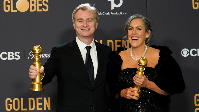 Christopher Nolan und Emma Thomas präsentieren bei den 81. Golden Globe Awards den Preis für den besten Film/Drama für "Oppenheimer".