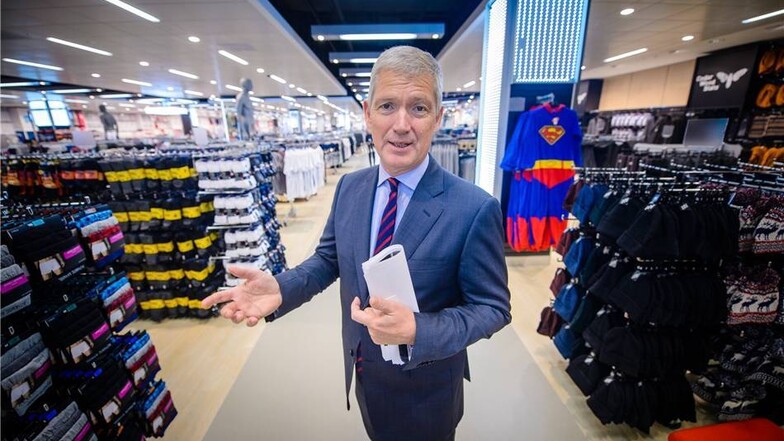 Wolfgang Krogmann, der Chef von Primark in Deutschland, zeigt den fast fertigen Store. Am kommenden Donnerstag ist hier Eröffnung.
