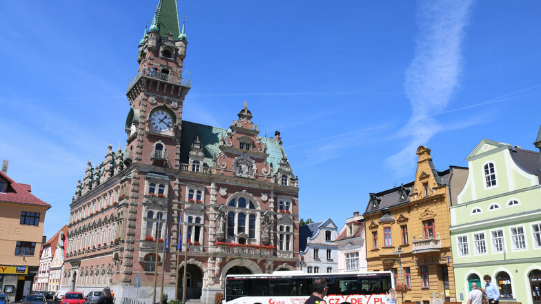 Erste Fahrt der neuen Buslinie 691 von Swieradow-Zdroj (Bad Flinsberg), Polen, über Tschechien, nach Zittau, hier irregulärer Stopp auf dem Markt in Frydlant (Friedland), Tschechien. Im Hintergrund steht das Rathaus..