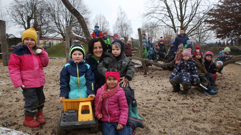 Noch spielen sie neben der alten Kita, aber Josefa, Kilian, Janis und Franz freuen sich zusammen mit Kindergartenleiterin Jadwiga Nuck schon auf den Neubau in Ralbitz.