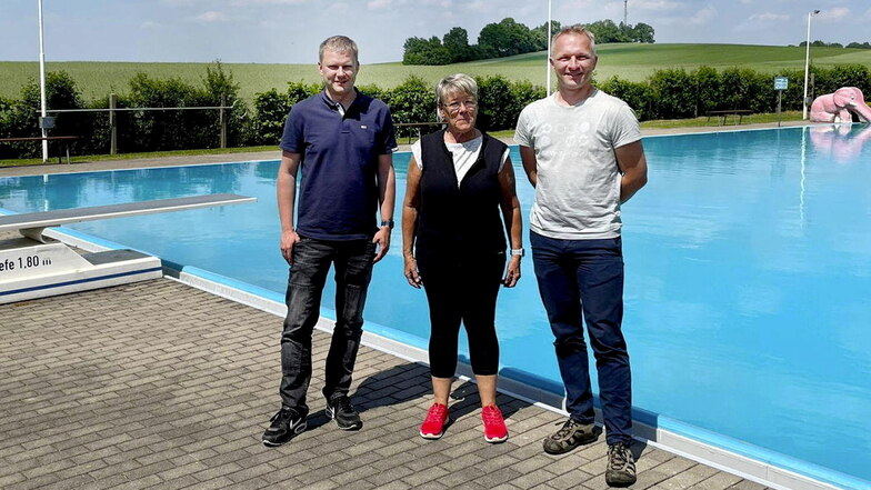 Ein Verein ist neuer Betreiber des Freibades in Großnaundorf. Zum Vorstand gehören Marcel Müller (l.), Barbara Hochmann und Jens Klotsche.